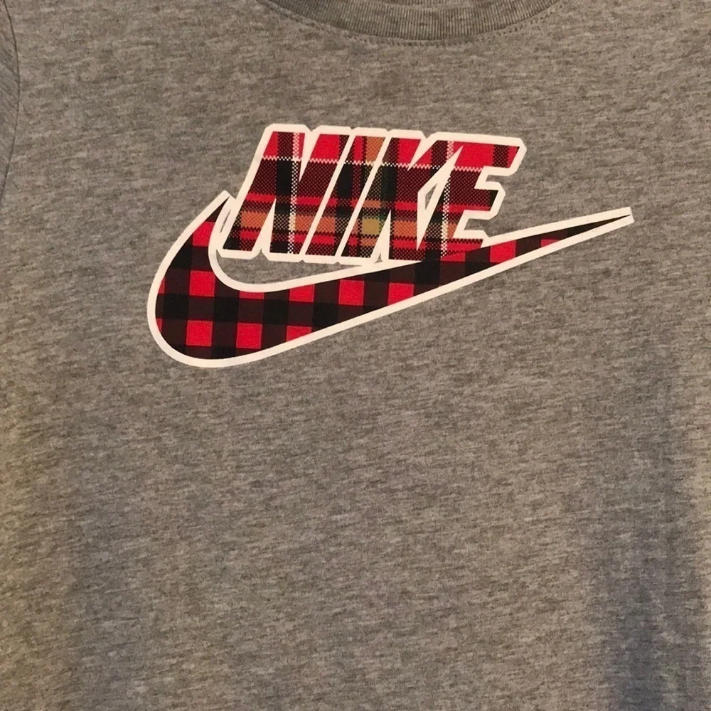 Price is firm NIKE Boys’ Buffalo Plaid Swoosh Graphic Tee Size Medium